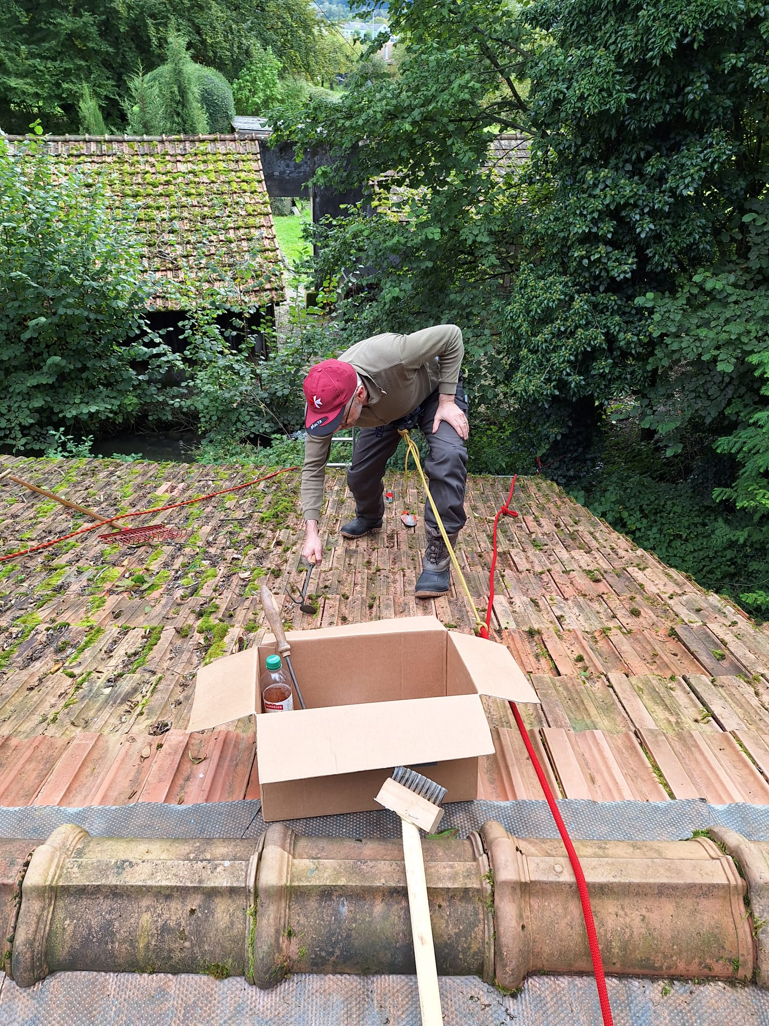 Roland HB9HXA beim Entmoosen Roland HB9HXA beim Entmoosen