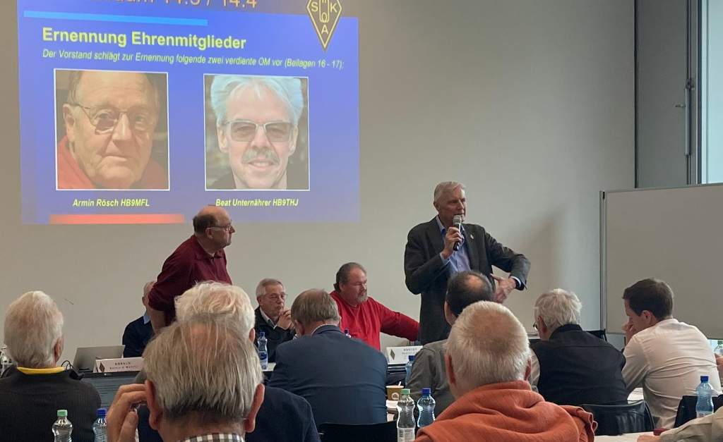 Armin (links) während der Ansprache des USKA-Präsidenten Bernard HB9ALH (rechts) Armin (links) während der Ansprache des USKA-Präsidenten Bernard HB9ALH (rechts)