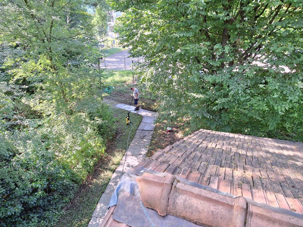 Heinz HB9IMW beim Kärchern der Platten Heinz HB9IMW beim Kärchern der Platten