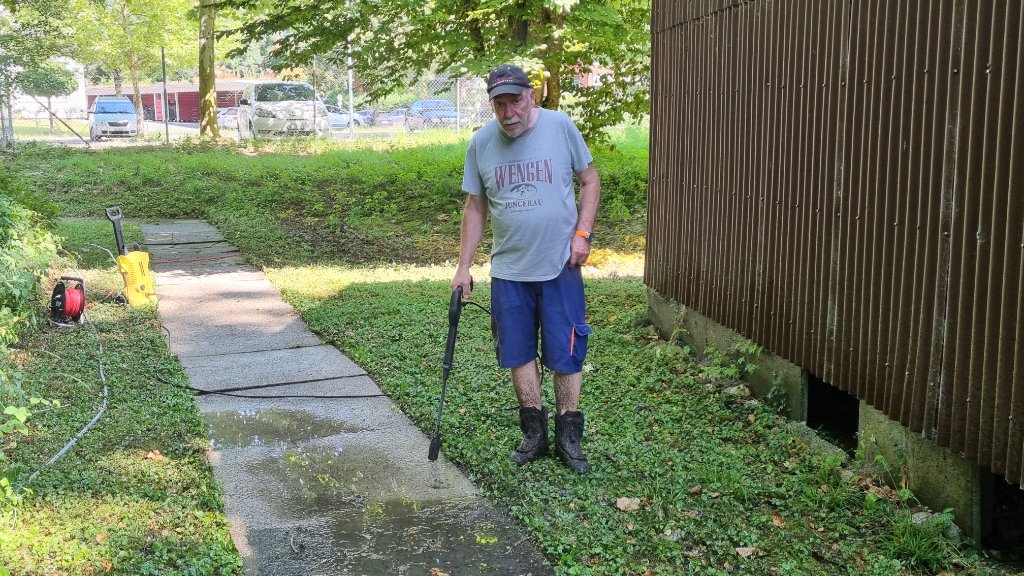 Heinz HB9IMW beim Kärchern der Platten Heinz HB9IMW beim Kärchern der Platten
