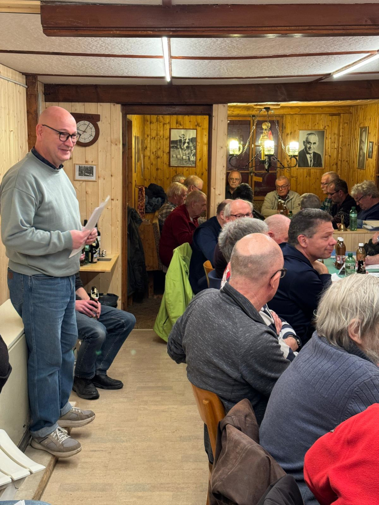 Michael HB9FGU eröffnet die Generalversammlung Michael HB9FGU eröffnet die Generalversammlung