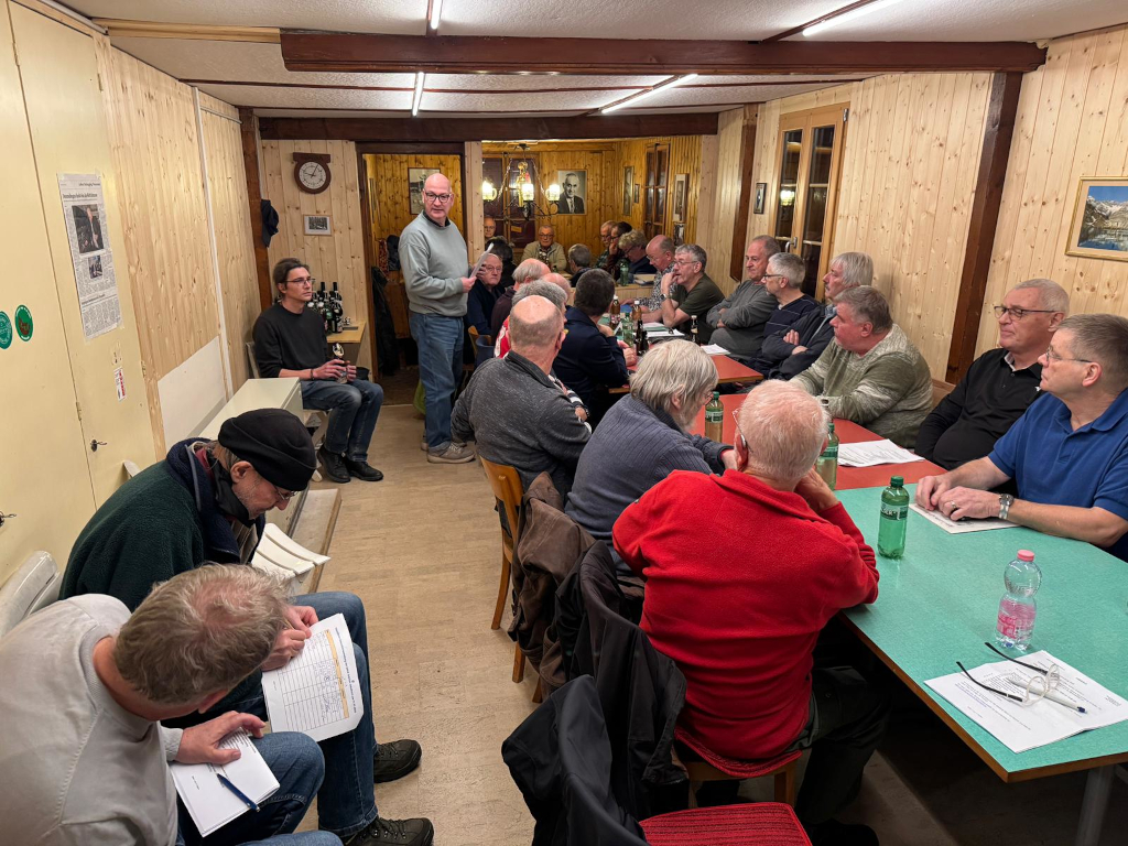 das Vereinslokal ist ziemlich voll das Vereinslokal ist ziemlich voll